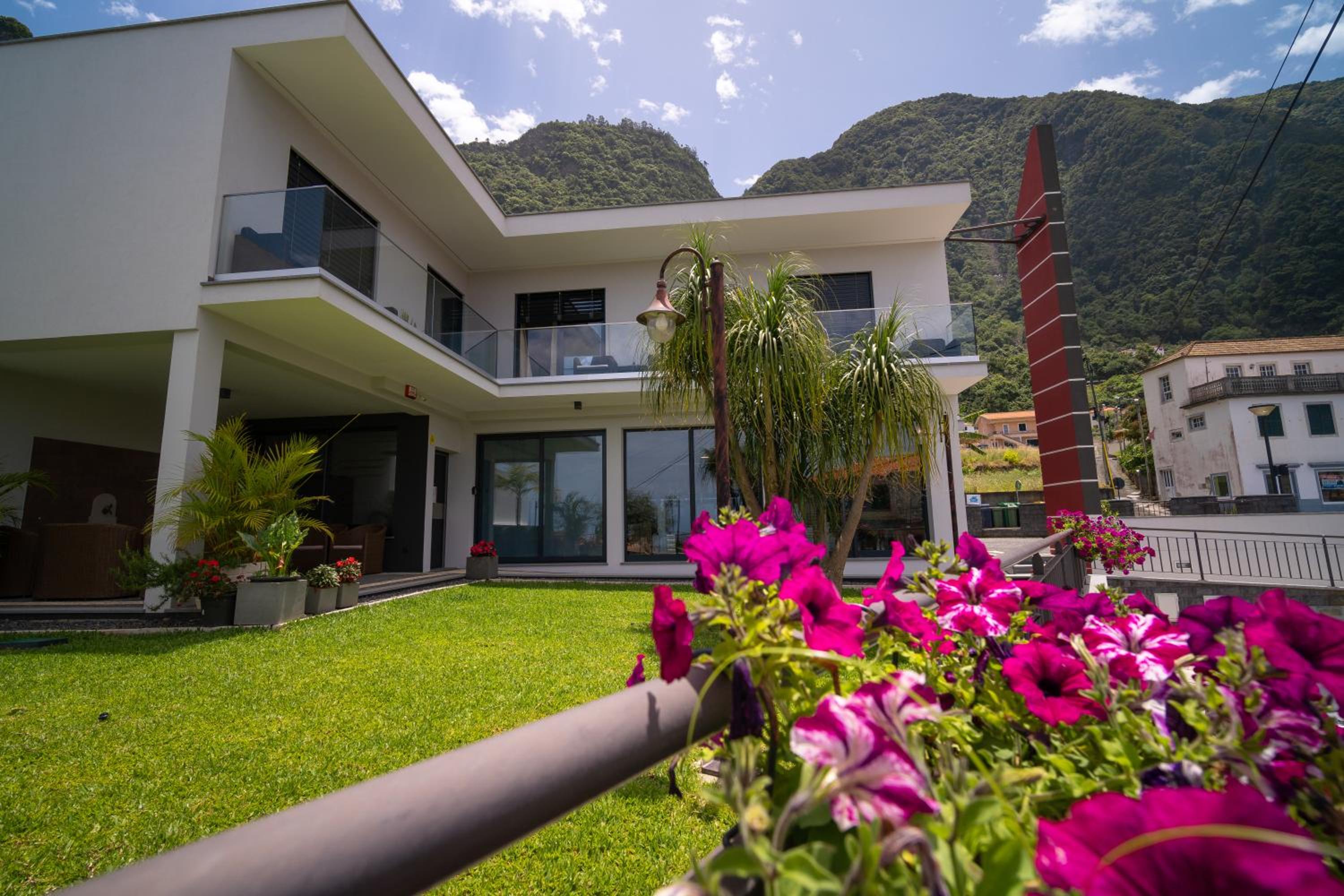 Enxurros House