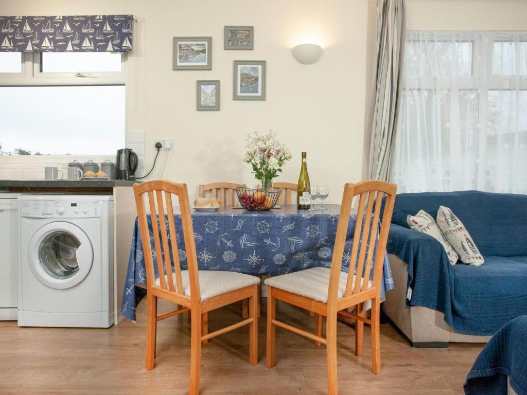 Sunnydaze-detached chalet with 2 bedrooms and 2 bathrooms and private parking outside door view 4