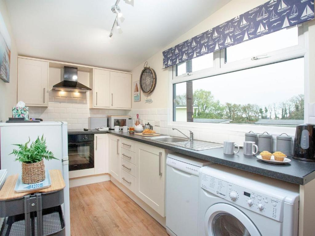 Sunnydaze-detached chalet with 2 bedrooms and 2 bathrooms and private parking outside door view 5