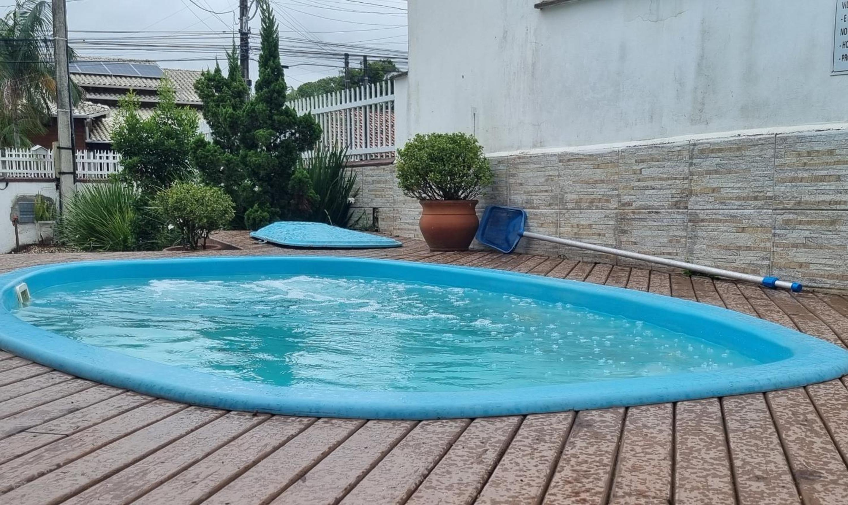 Piscina e Sinuca CASA Beto Carrero 500m do Parque 1 suite e 2 quartos 3bwc a 300m da Praia churrasqueira e estacionamento privado