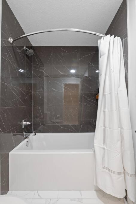 Luxury-4bed with AC-86