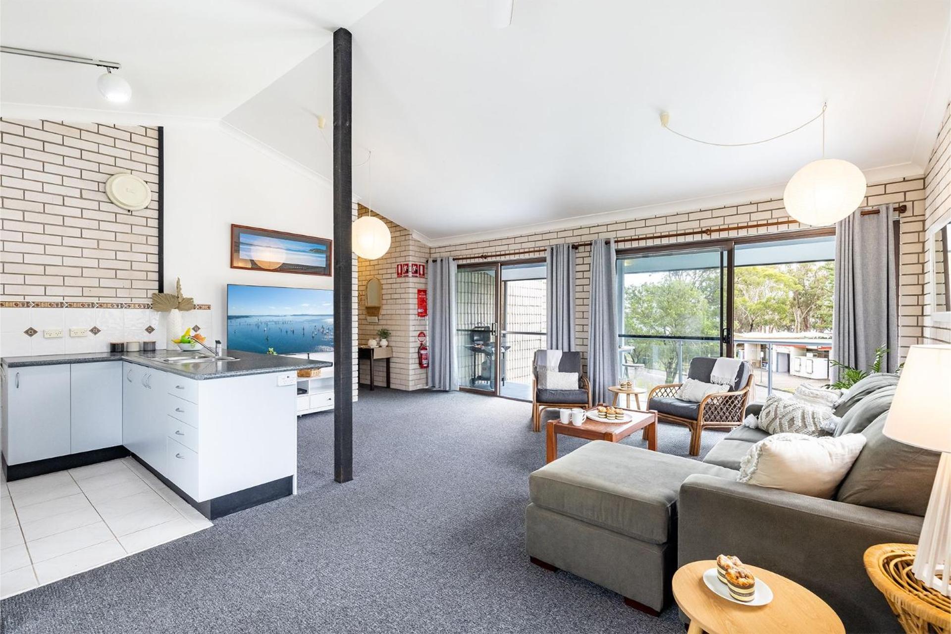 Villa Ellisa 5 10 Columbia Cl stunning unit with stunning views