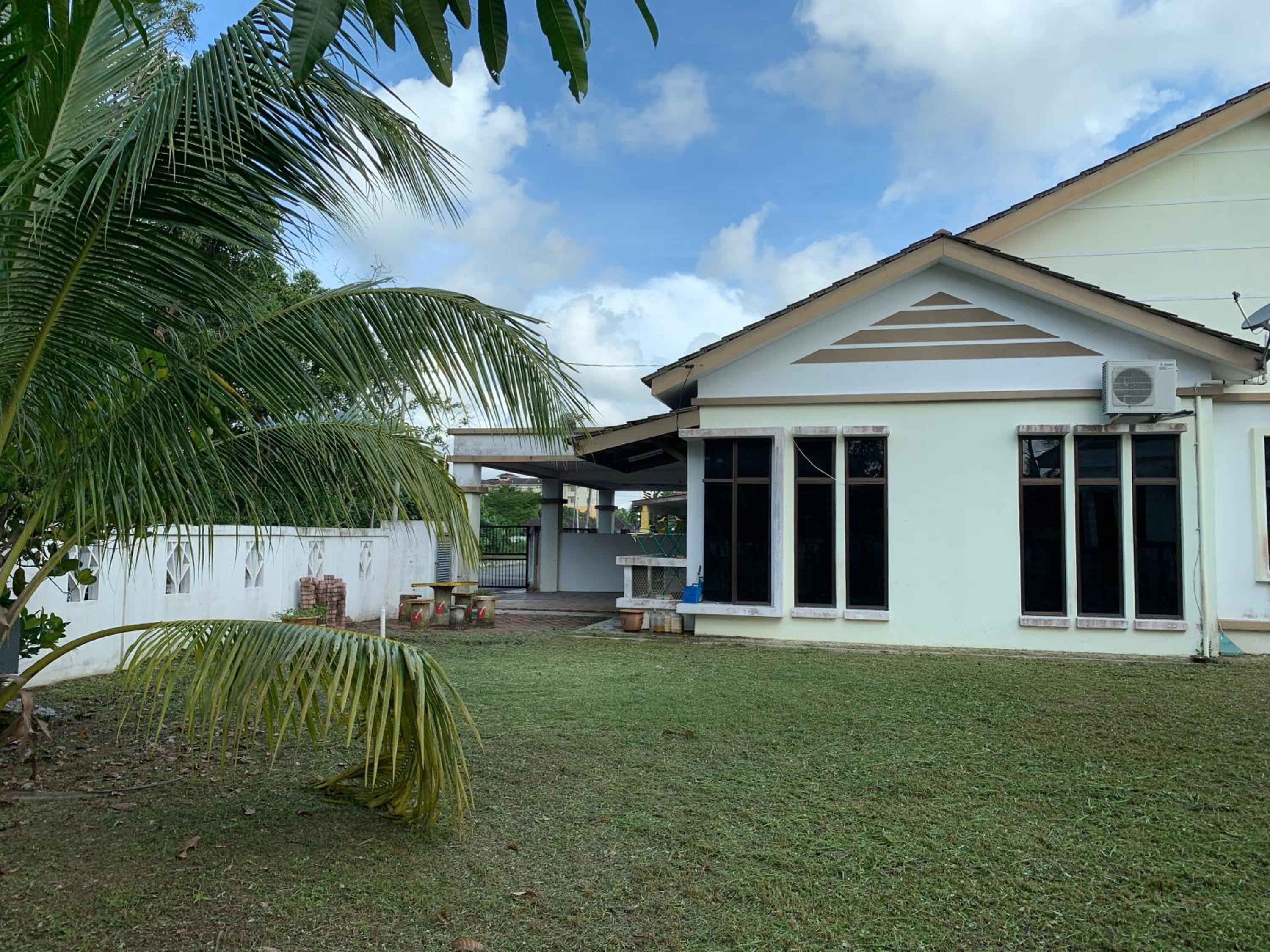 Azzahra Homestay Pekan with 3 Bedrooms fully airconditioner view 5