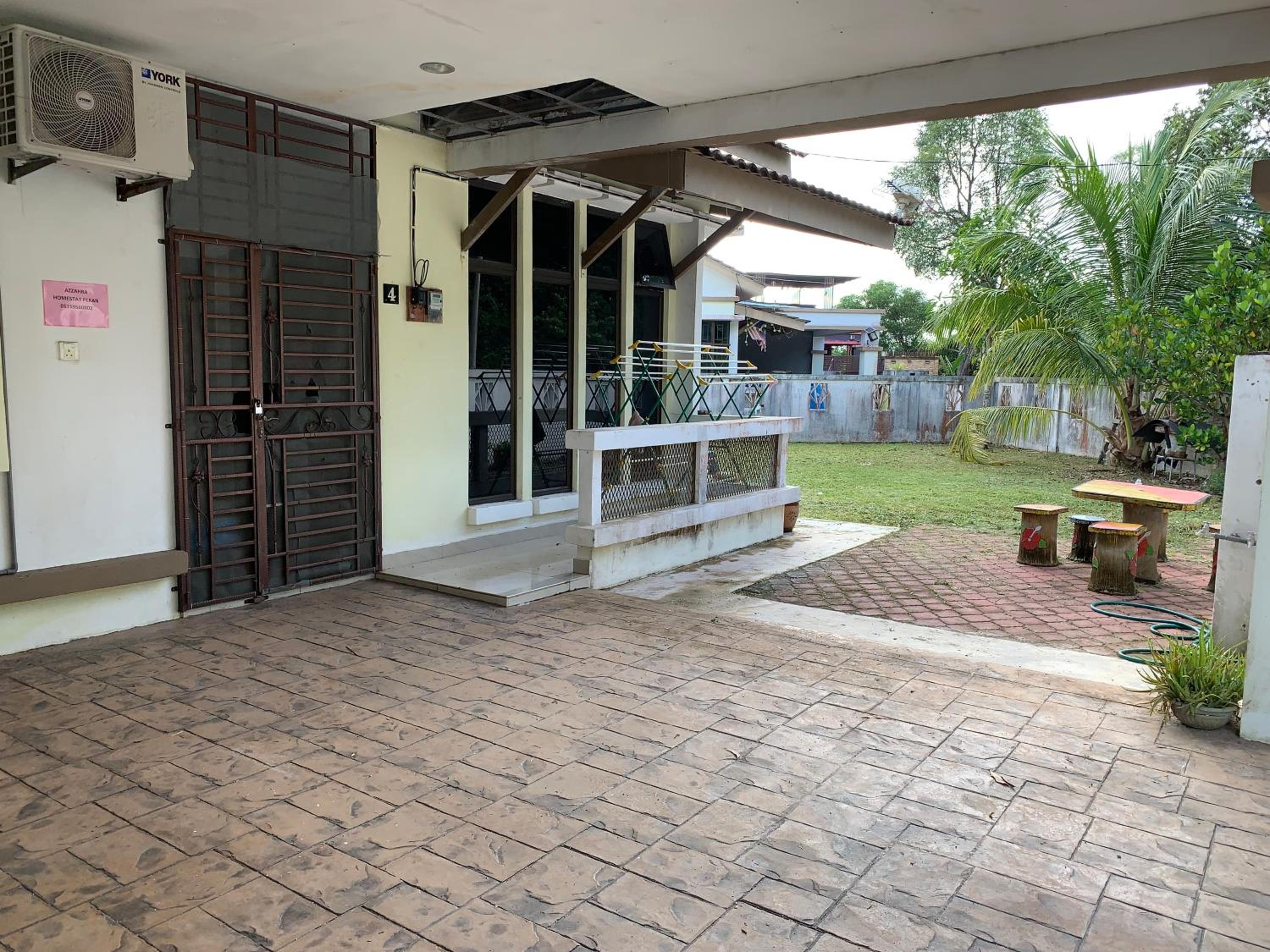 Azzahra Homestay Pekan with 3 Bedrooms fully airconditioner view 3