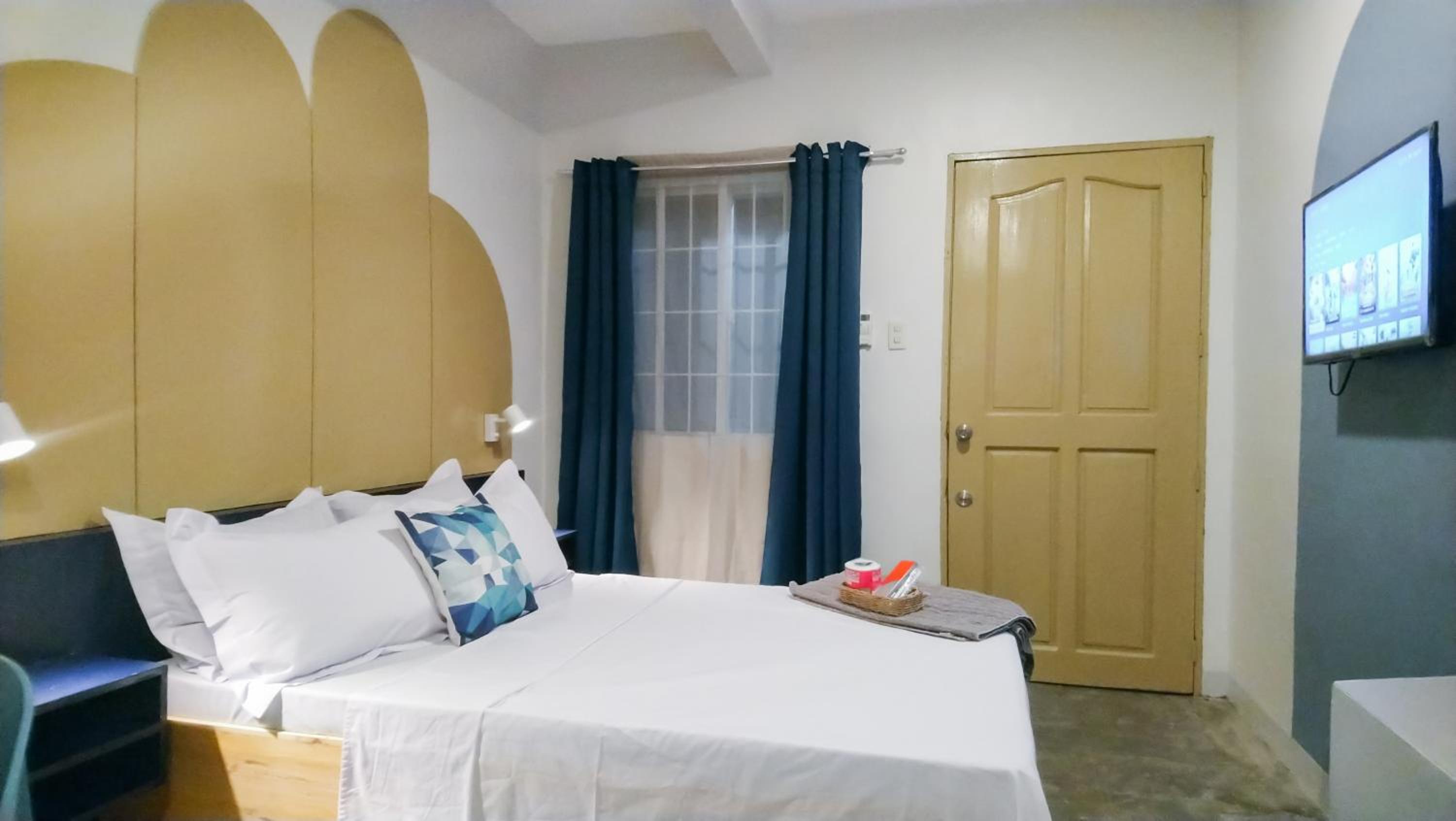 Hive Manila Guesthouse and Apartments 400 Mbps - Gallery Studio view 3