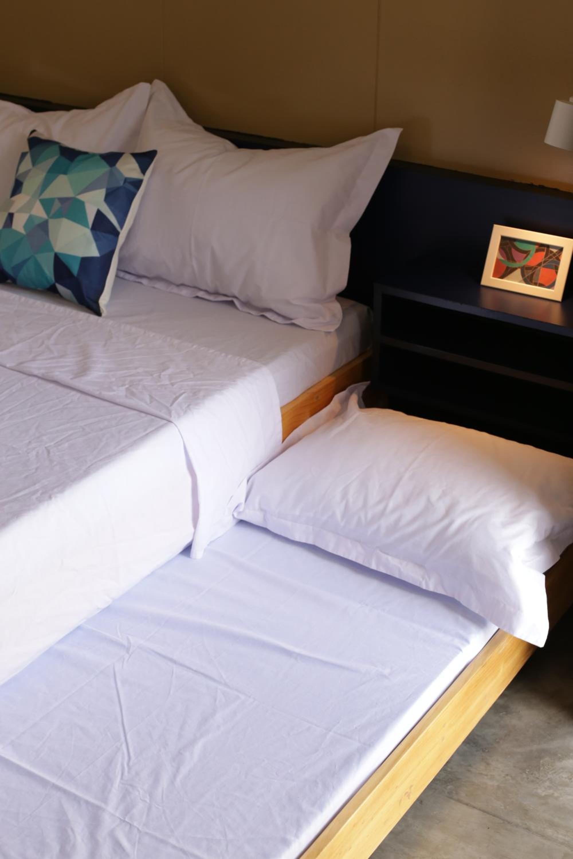 Hive Manila Guesthouse and Apartments 400 Mbps - Gallery Studio view 5