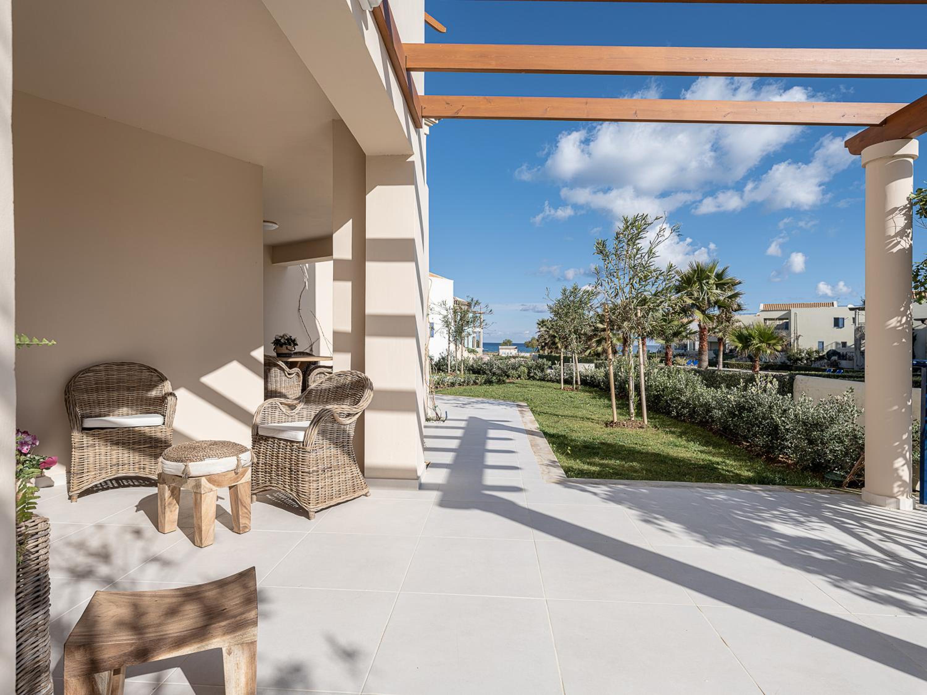 Calmaliving Seaside apartments with pool