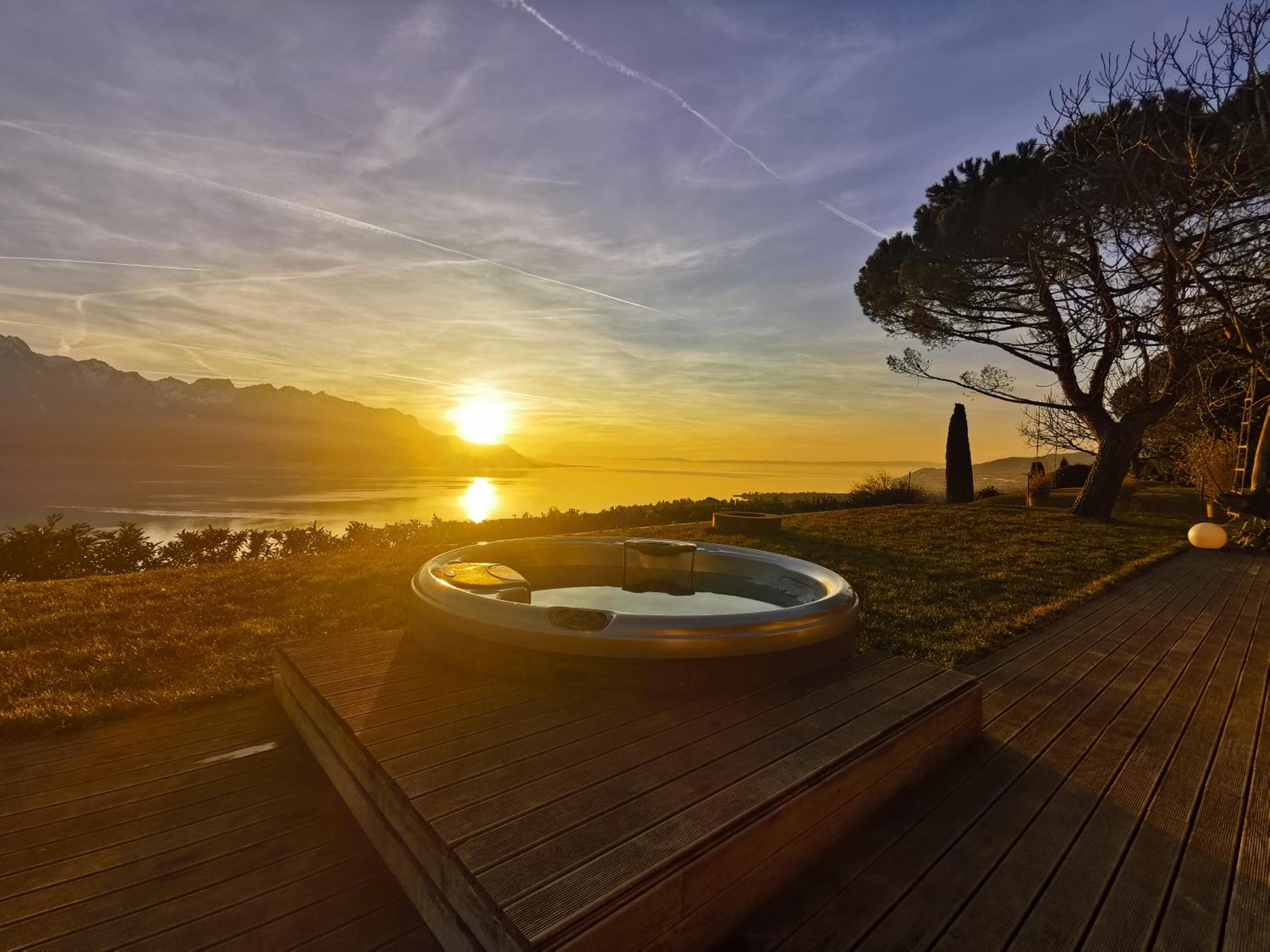 Montreux Vacations - Sunset House with gorgeous view of the lake - Property Image 1