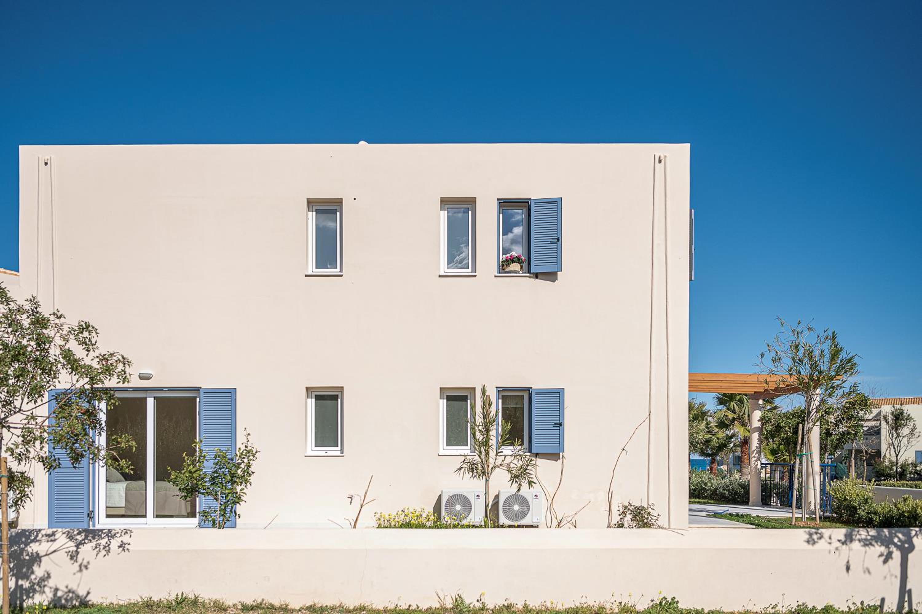 Calmaliving Seaside apartments with pool