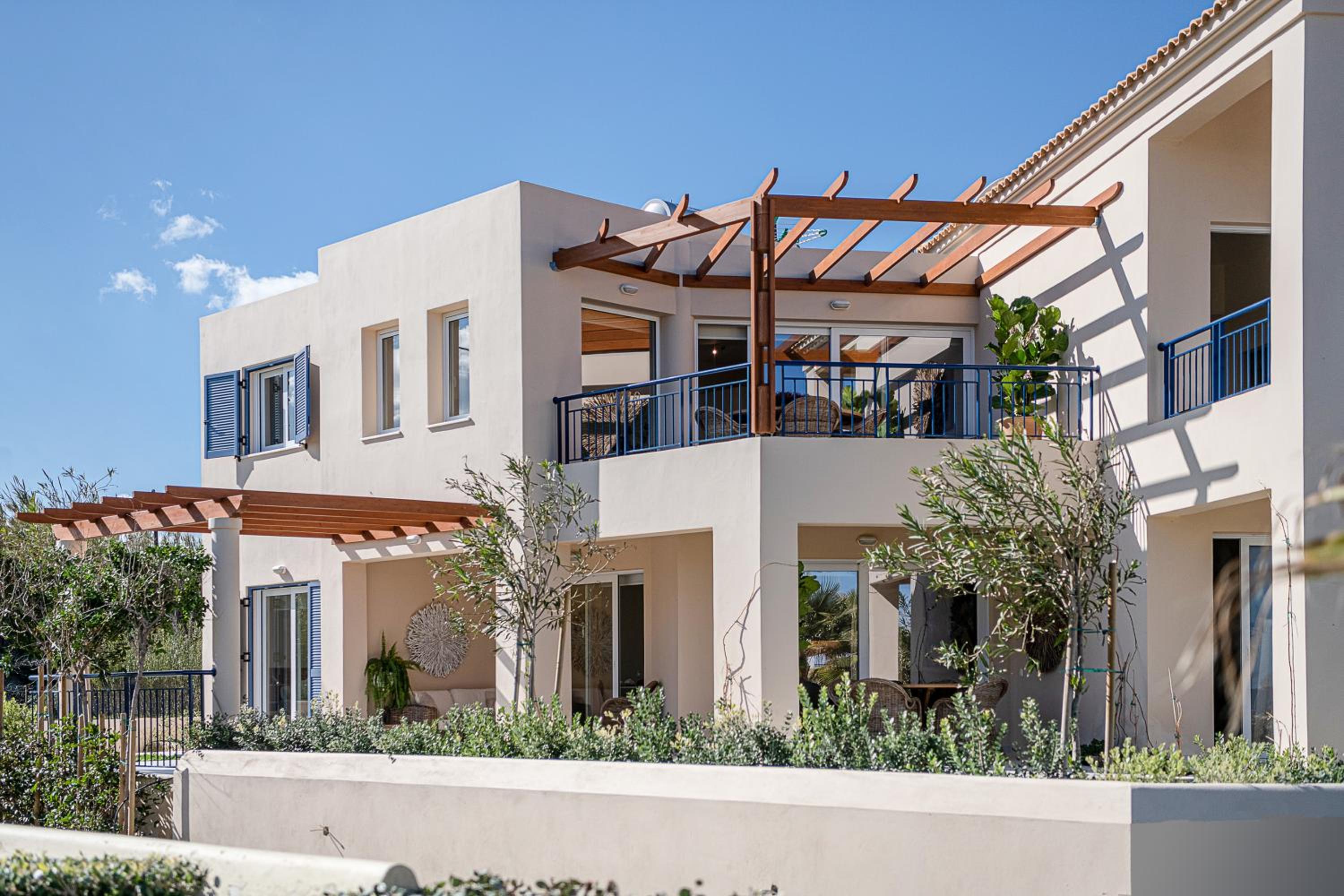 Calmaliving Seaside apartments with pool