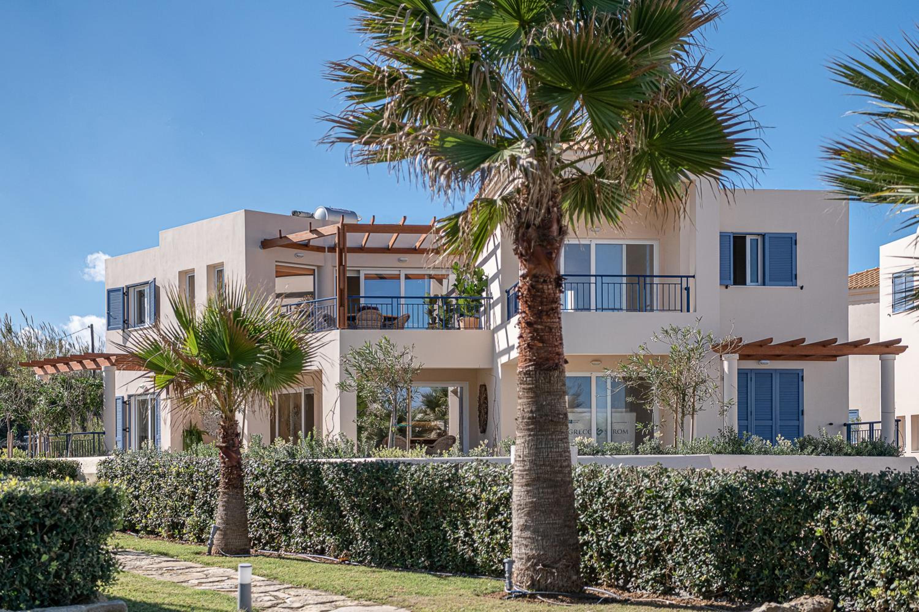 Calmaliving Seaside apartments with pool