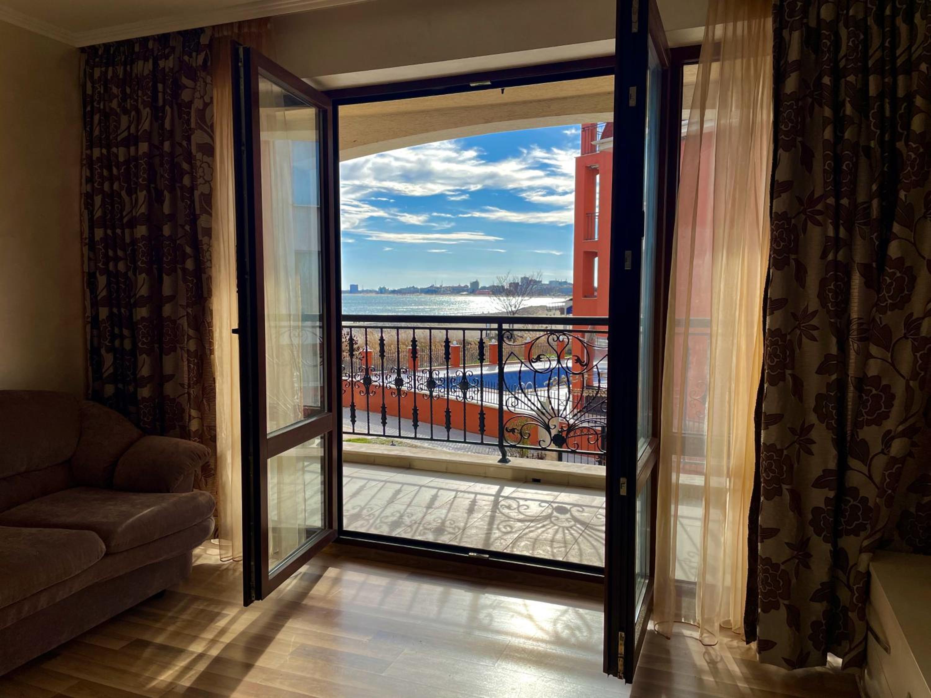 Luxurious 2 BR Appt at the Black Sea Coast