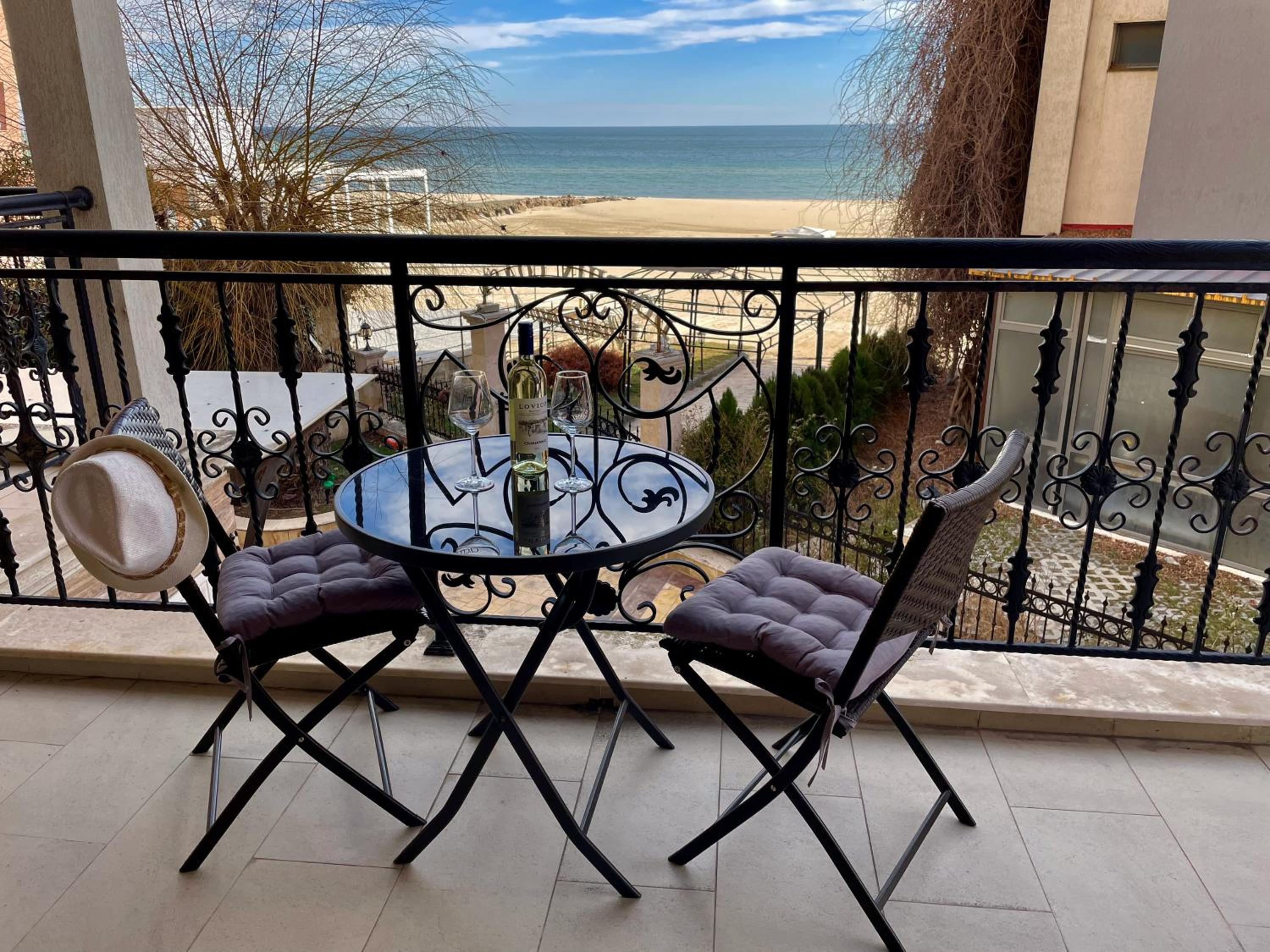 Luxurious 2 BR Appt at the Black Sea Coast