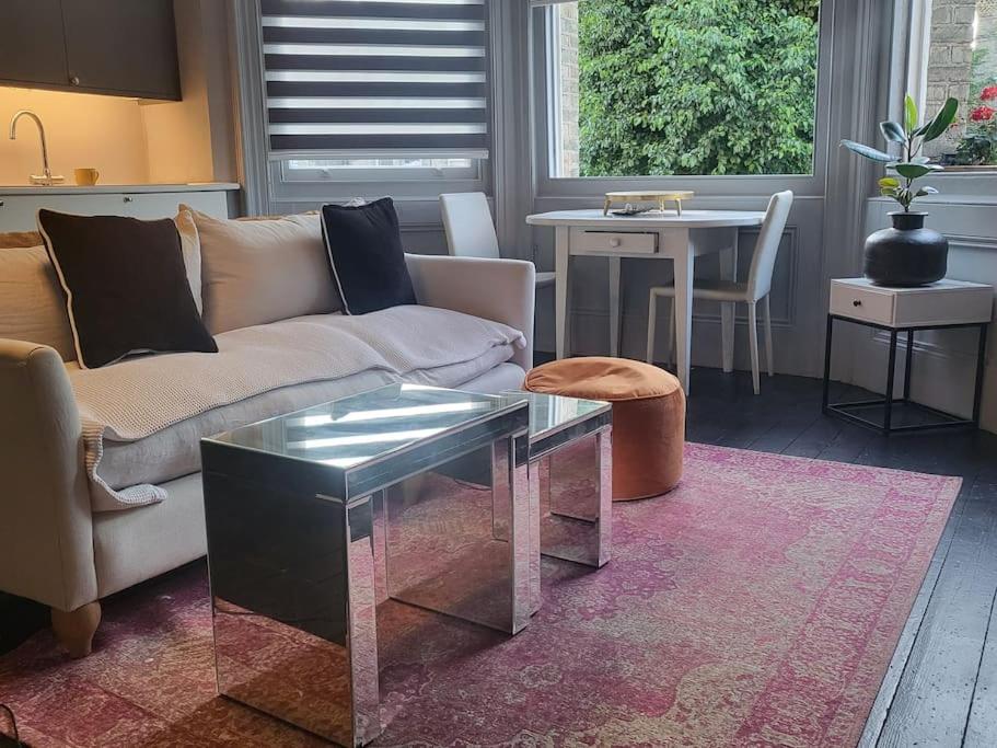 9 Modern Classic - Spacious One Bed Apartment - Great Location - Free onsite Parking - Comfy Bed view 3