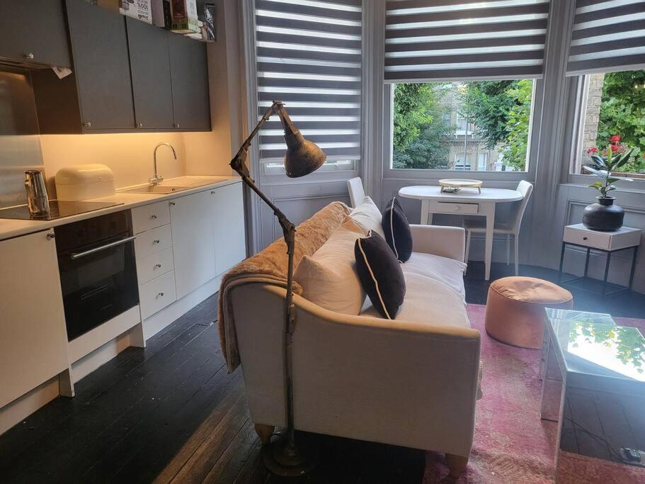 9 Modern Classic - Spacious One Bed Apartment - Great Location - Free onsite Parking - Comfy Bed view 4