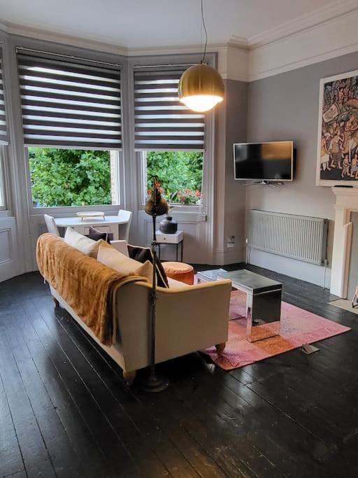 9 Modern Classic - Spacious One Bed Apartment - Great Location - Free onsite Parking - Comfy Bed view 2
