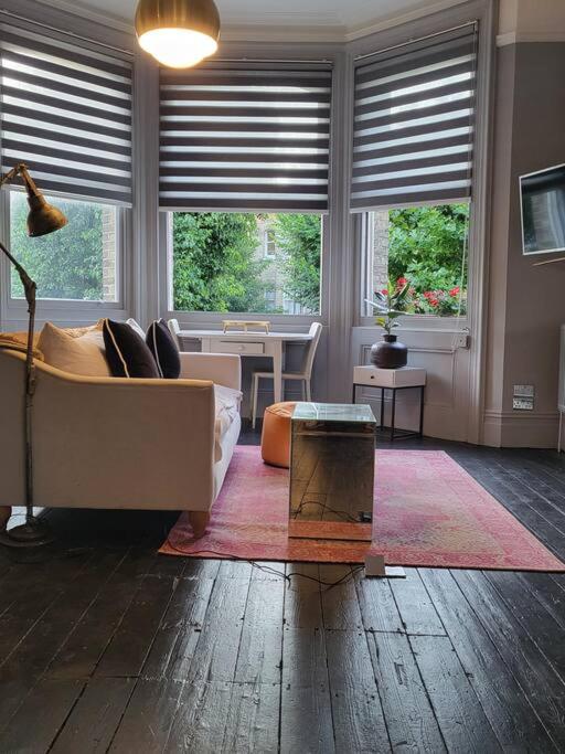 9 Modern Classic - Spacious One Bed Apartment - Great Location - Free onsite Parking - Comfy Bed view 5