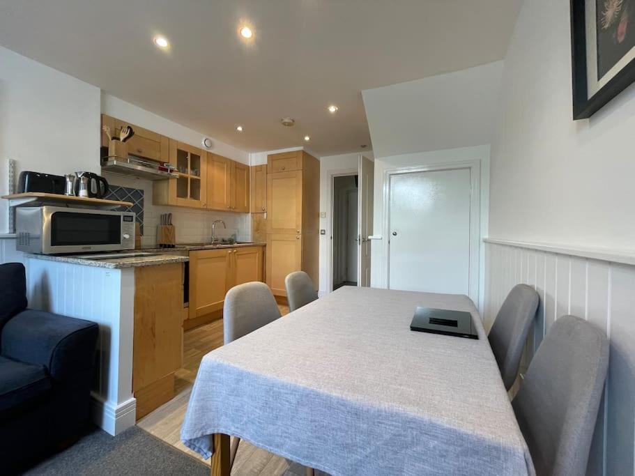 SUPER Duplex Central City Apt FREE PRIVATE parking view 3