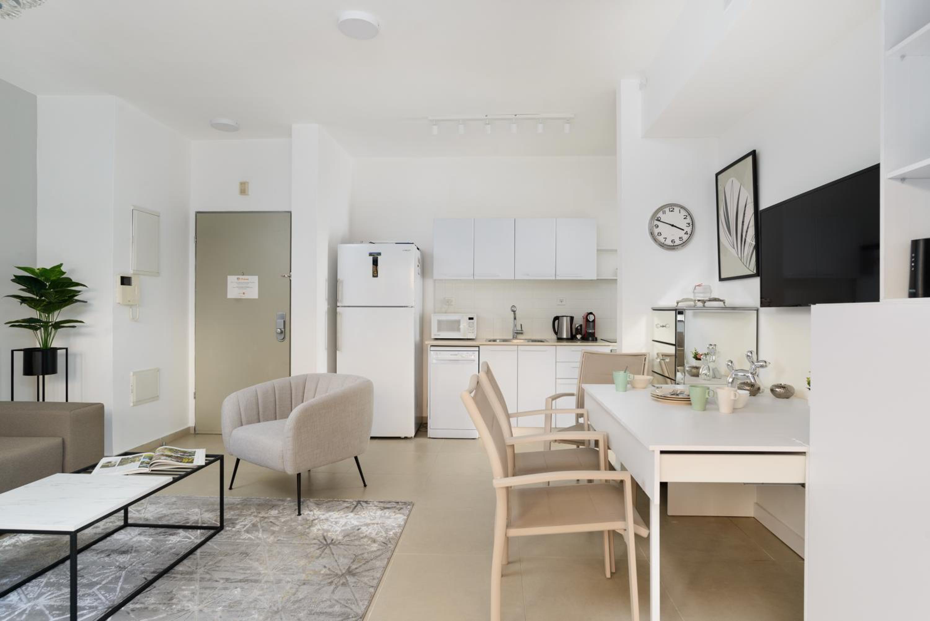 Mamad Quiet Apt & Terrace Near Beach By Feelhome