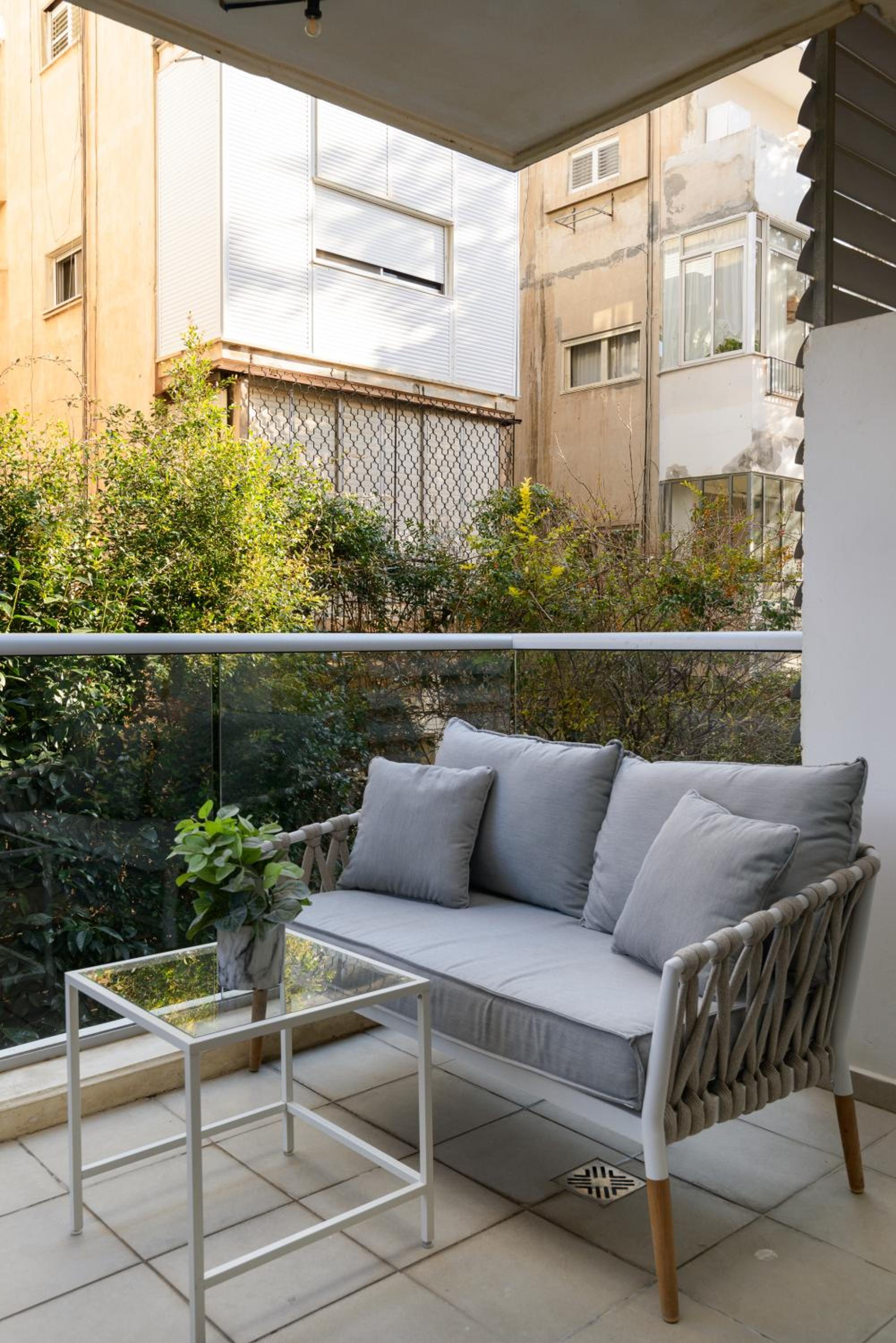 Mamad Quiet Apt & Terrace Near Beach By Feelhome
