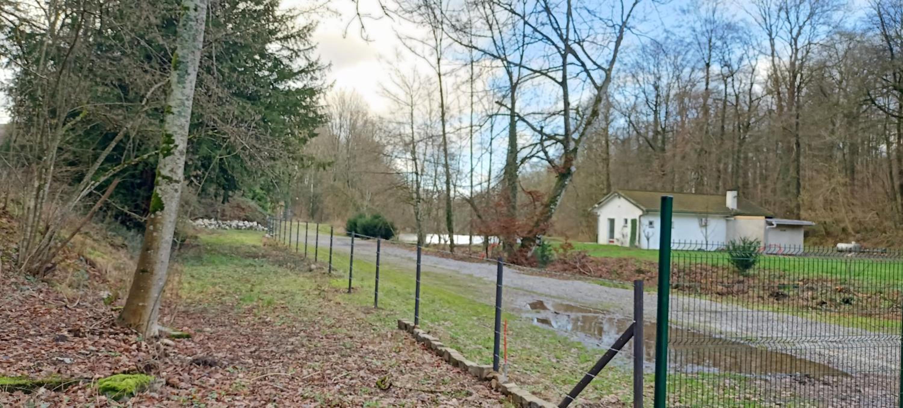 Deux étangs poissonneux au milieu des bois avec gîte moderne, la halte des deux lacs