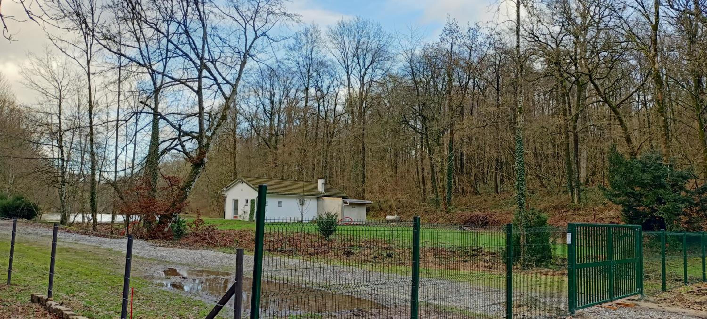 Deux étangs poissonneux au milieu des bois avec gîte moderne, la halte des deux lacs