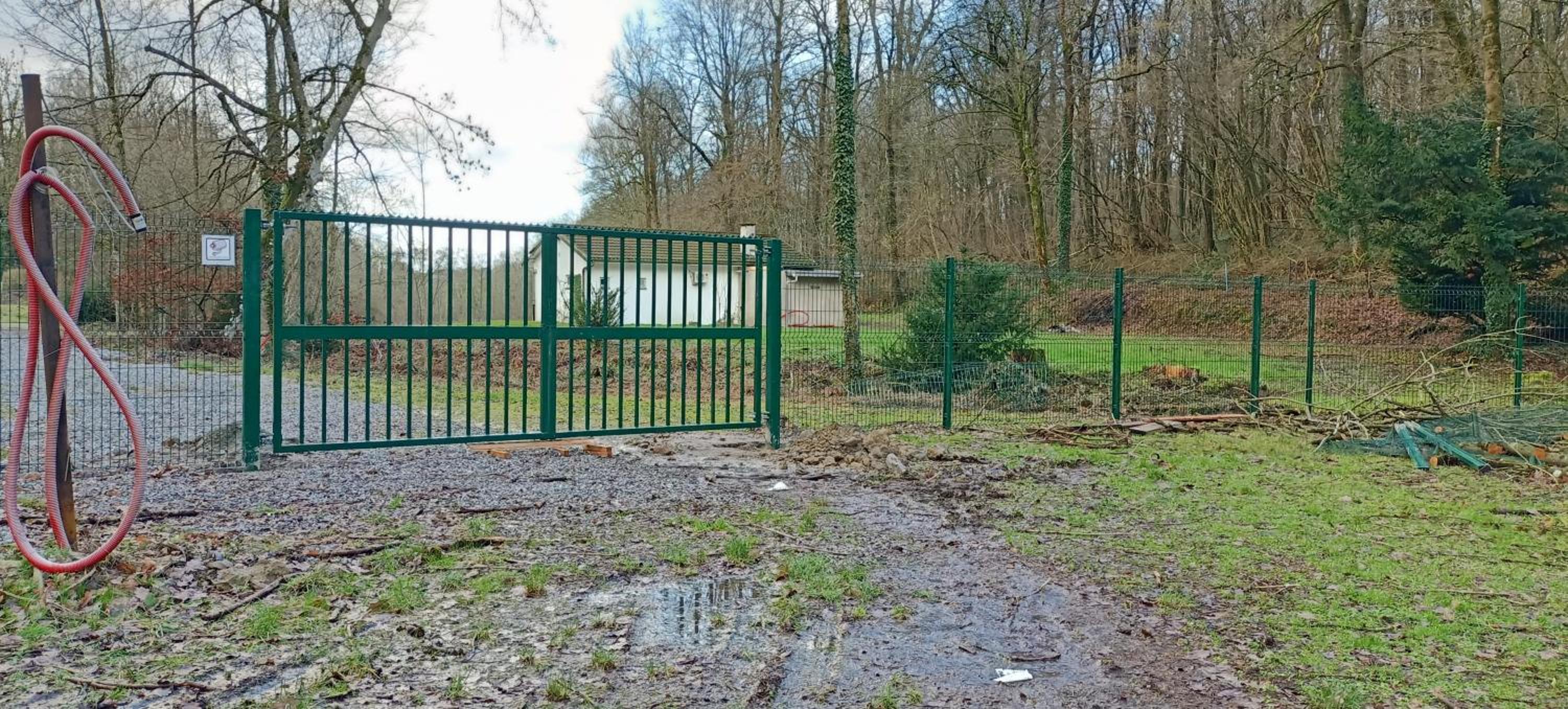 Deux étangs poissonneux au milieu des bois avec gîte moderne, la halte des deux lacs