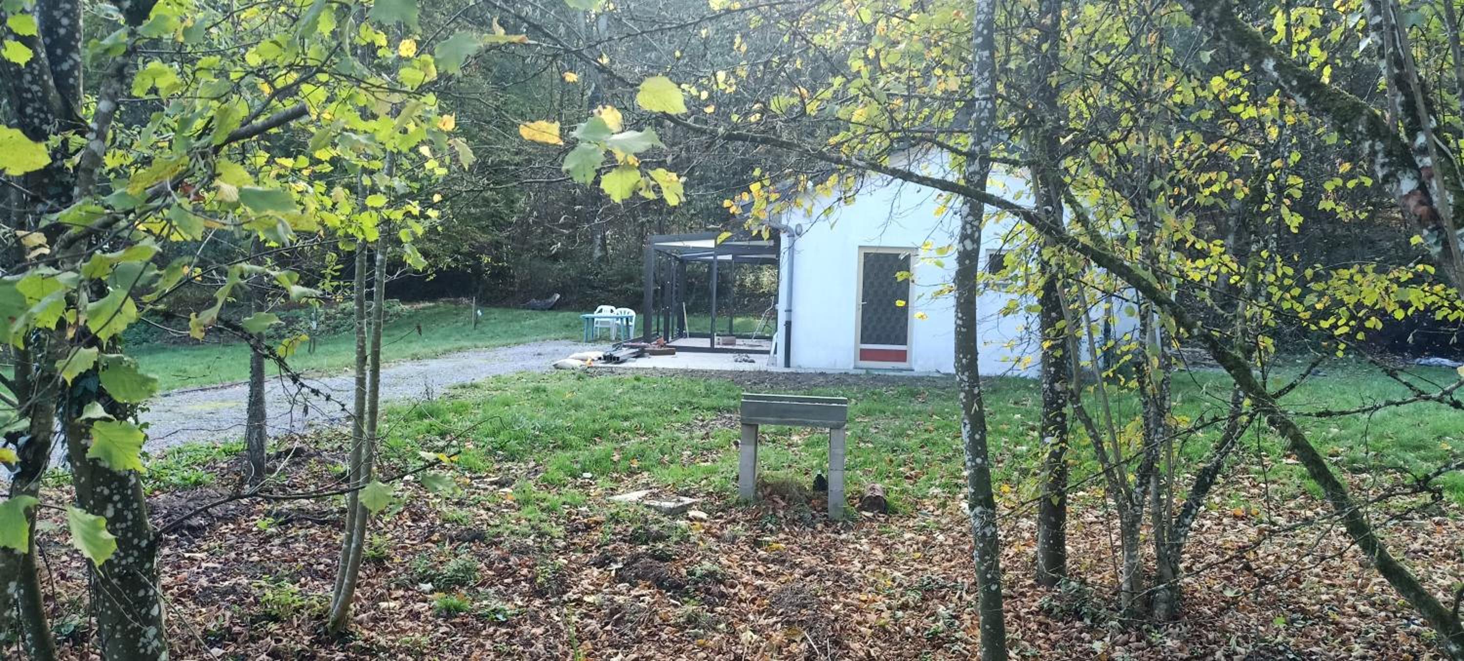 Deux étangs poissonneux au milieu des bois avec gîte moderne, la halte des deux lacs