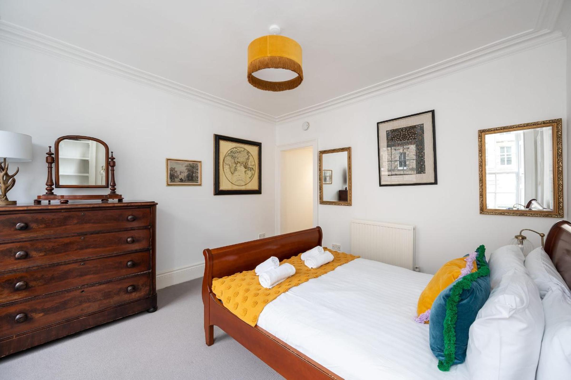 Luxury 3 Bedroom Apt On Edinburgh's Royal Mile view 2