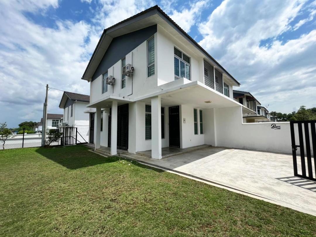 IRIS 33 Corner Lot House Spacious Outdoor Malay Only photo 1