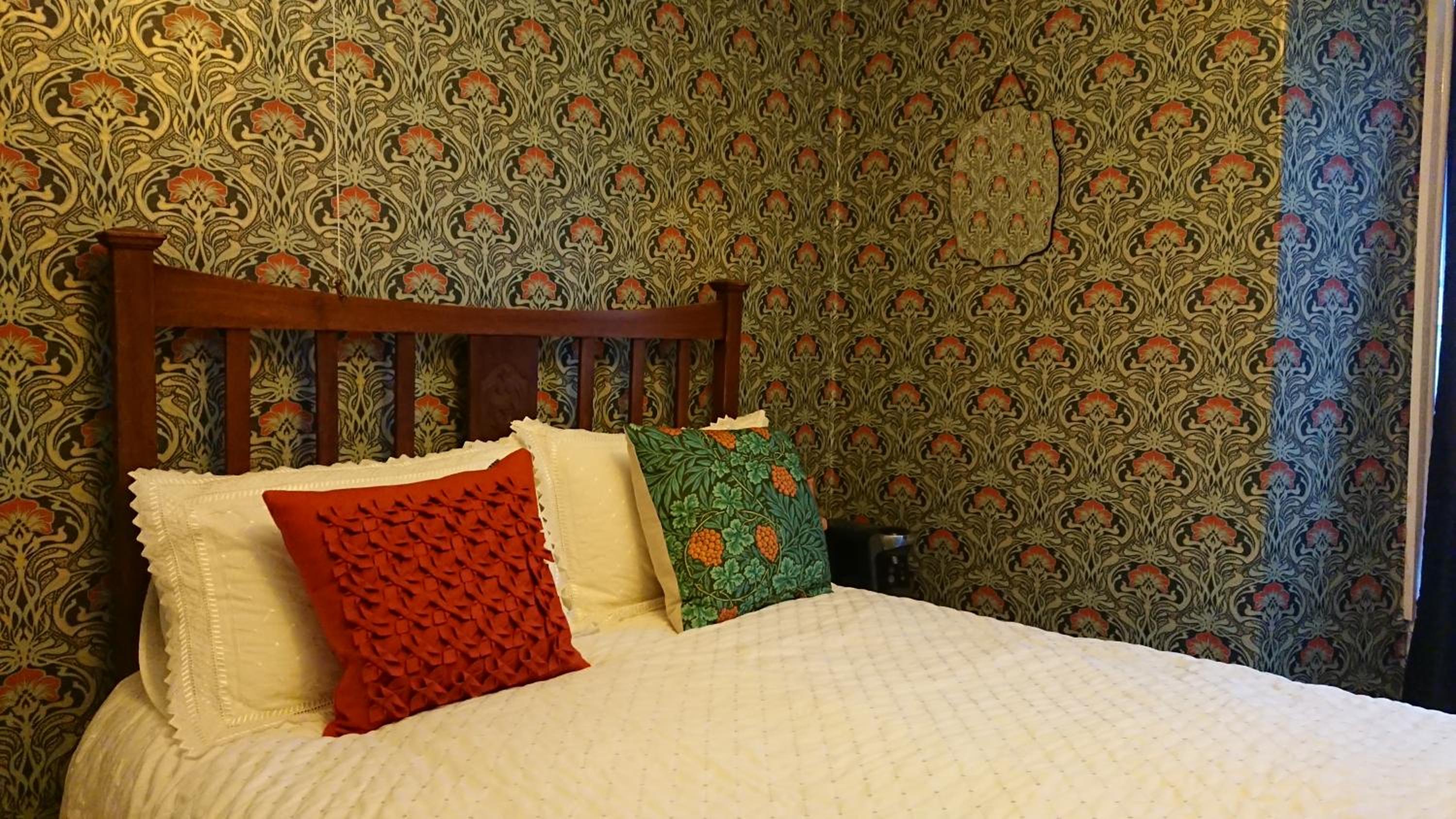 Bear House B&B, Ensuite room above the Brachio Bakery Cafe, Colyton