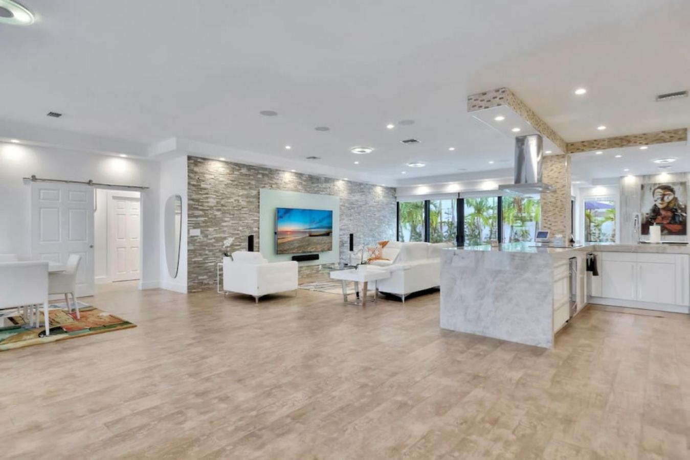 Lynoras Luxe Estate 3 bedroom 3 bath with Modern Design and Heated Pool view 4