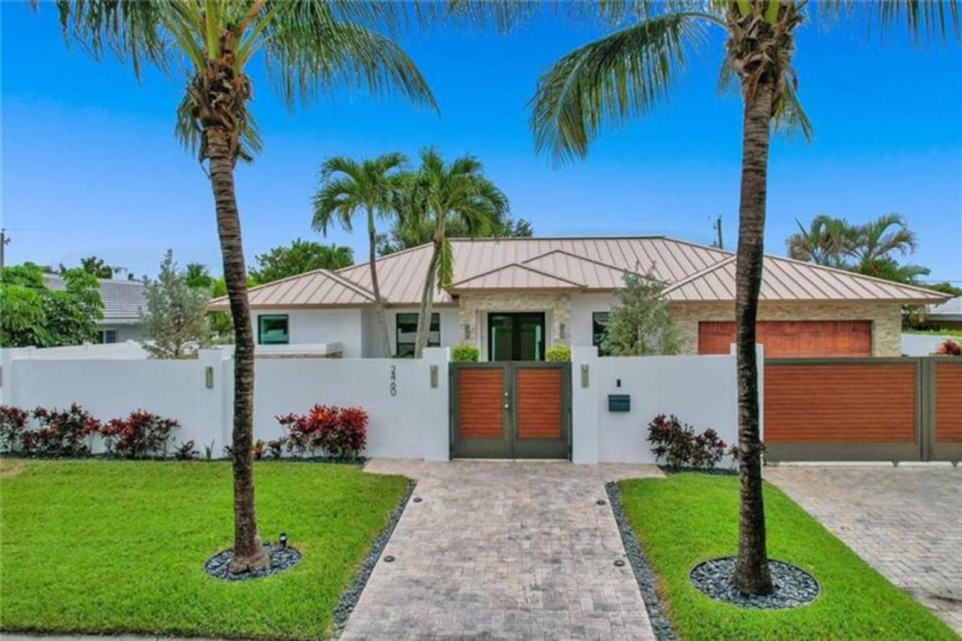 Lynoras Luxe Estate 3 bedroom 3 bath with Modern Design and Heated Pool view 3