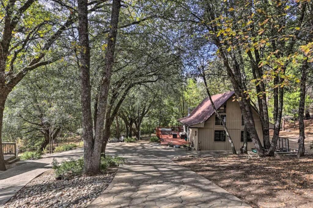 Peaceful Oak Haven Cabin near Yosemite view 5