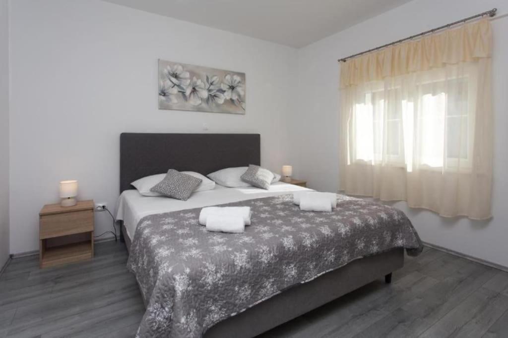 Villa in Podstrana with large outside swimming pool & hot tub for 14 people view 5