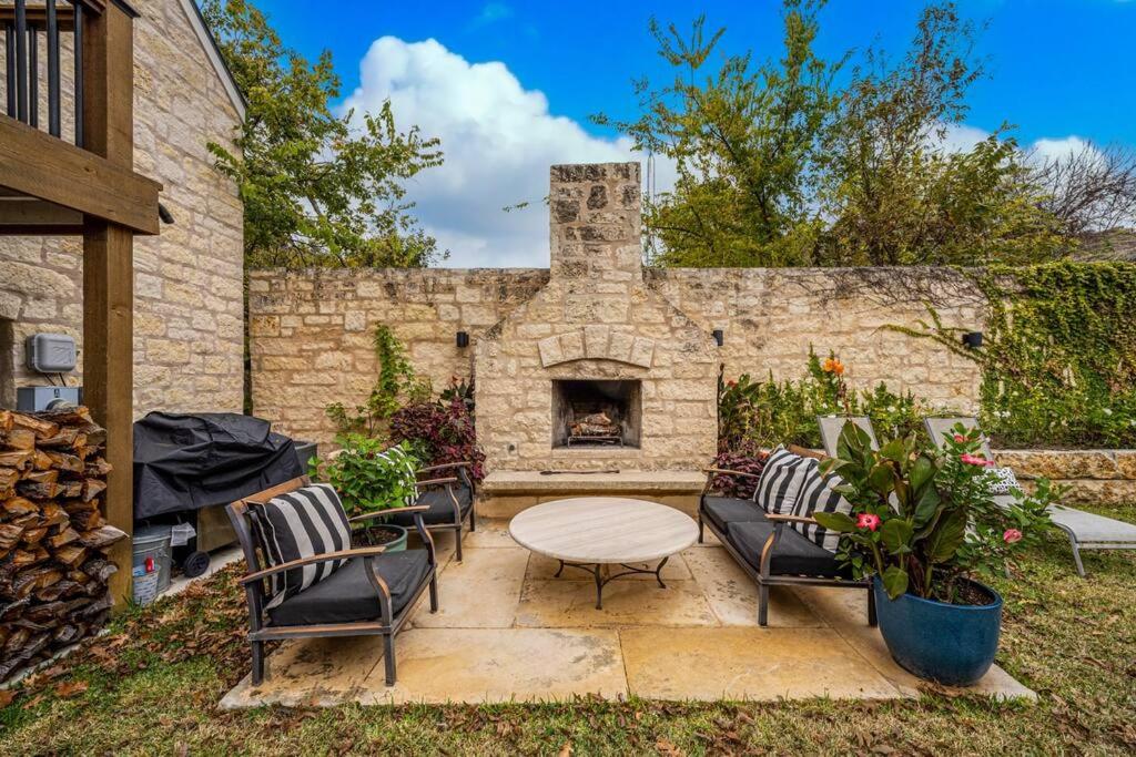 Historic Luxury 5br Estate In Downtown Fredericksburg W Sunday House, Outdoor Fire Pit The Lincoln Street Inn By Boutiq view 5