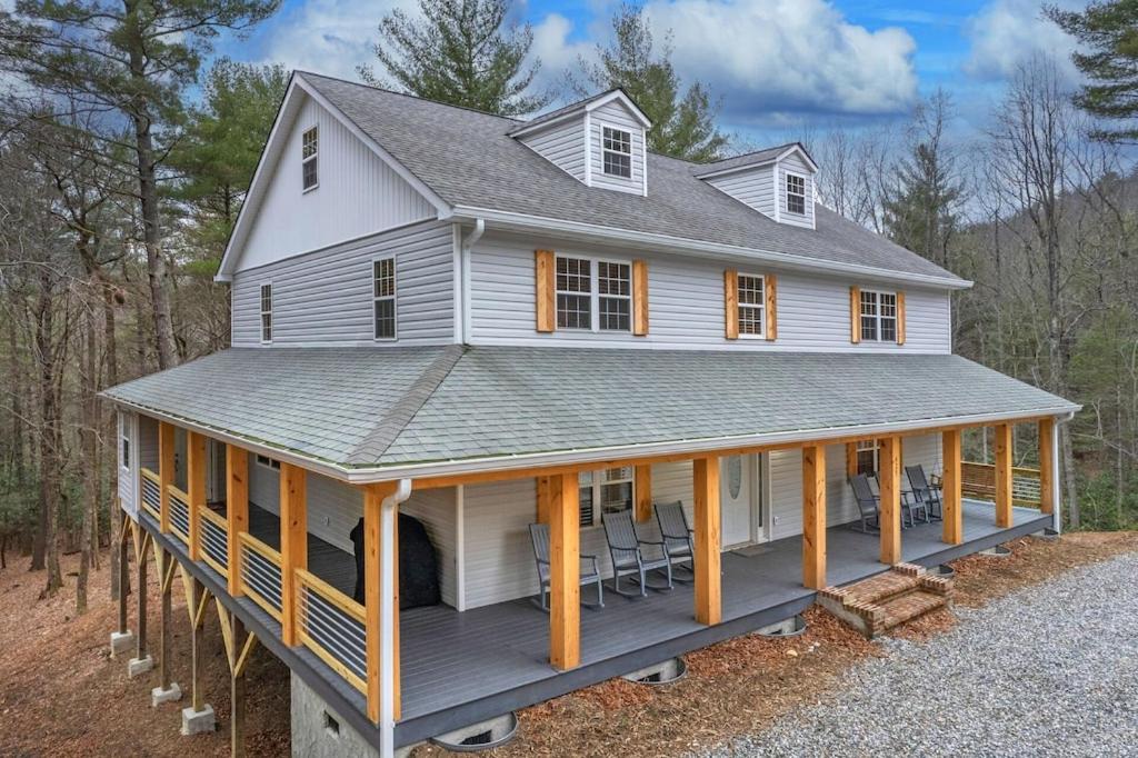 Boone Getaway Dog Friendly, Hot Tub, Fire Pit!
