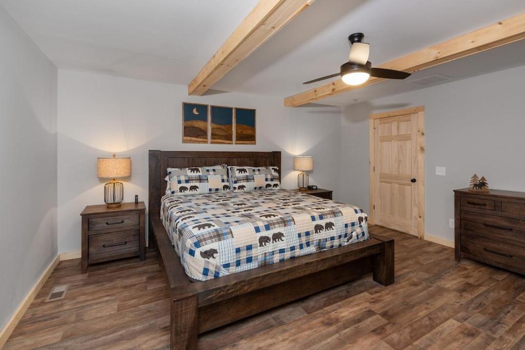 Boone Getaway Dog Friendly, Hot Tub, Fire Pit!