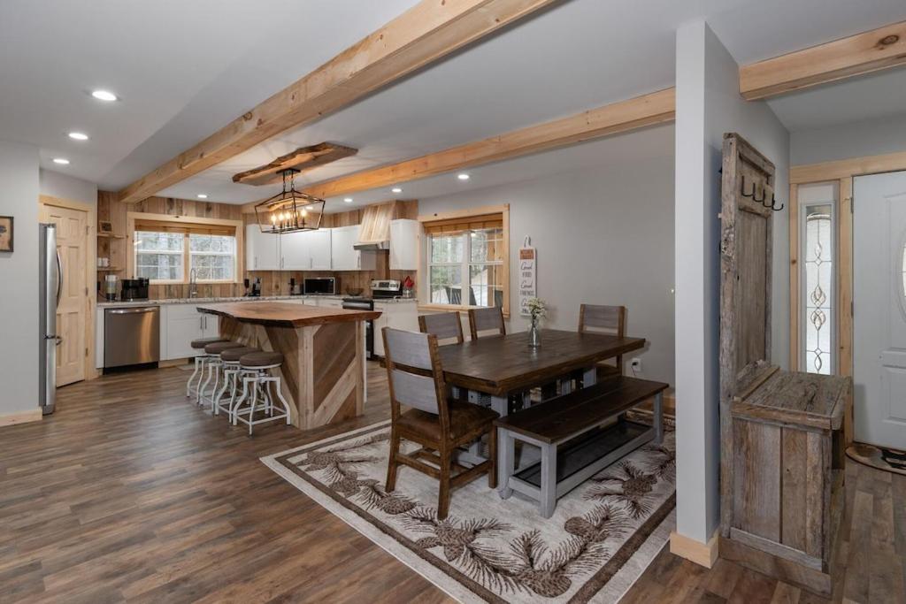 Boone Getaway Dog Friendly, Hot Tub, Fire Pit!