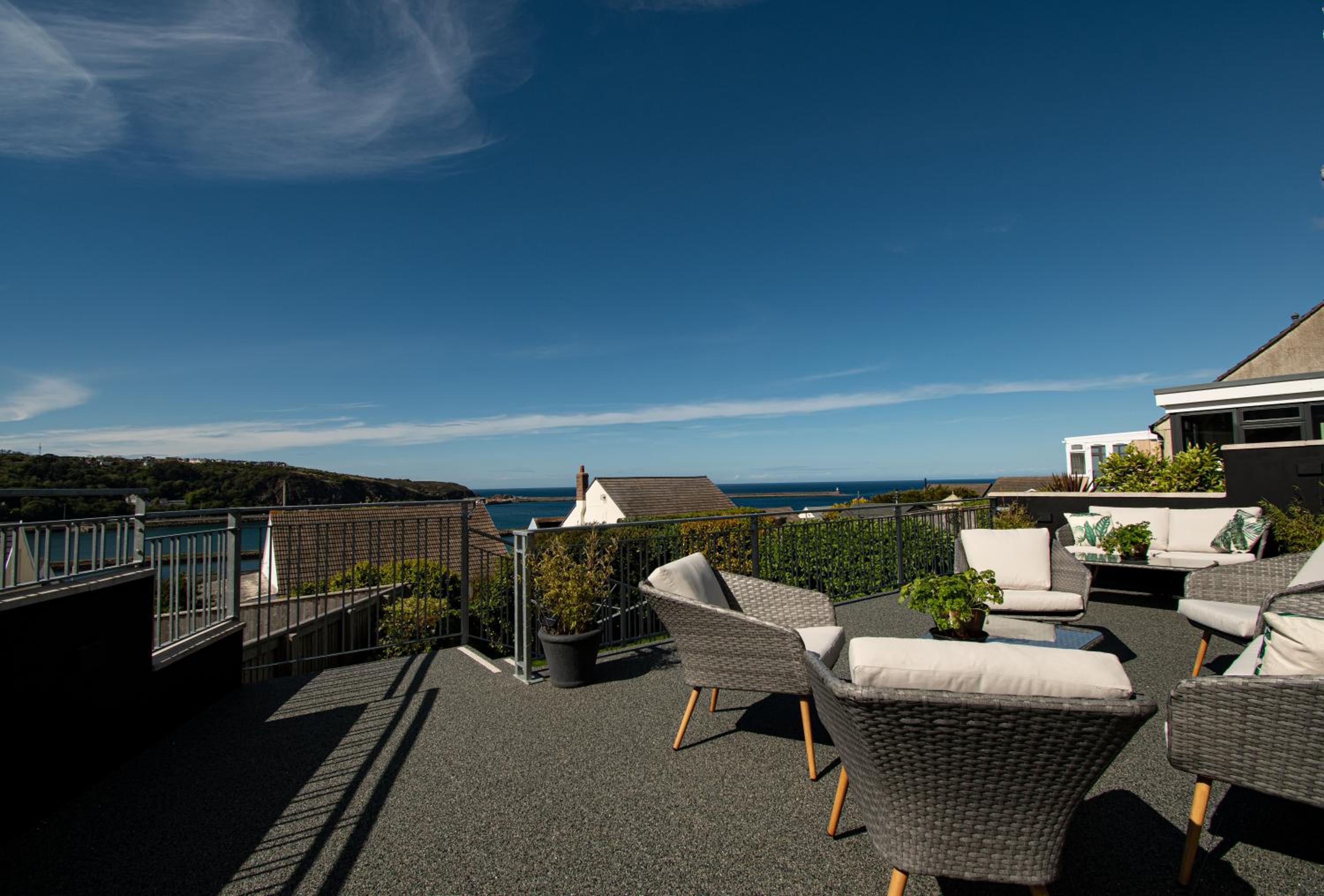 The Haven, Fishguard, ideal for Beach, coastal path and town! view 2