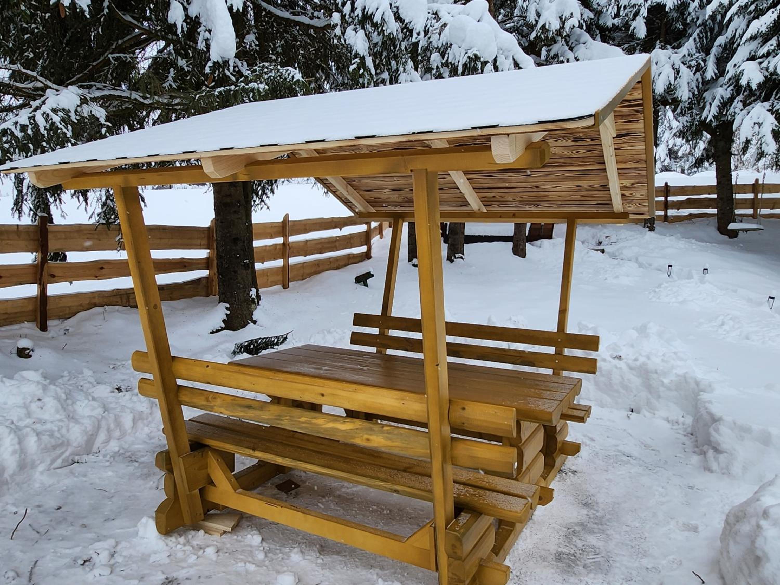 Urige Waldbienenhütte