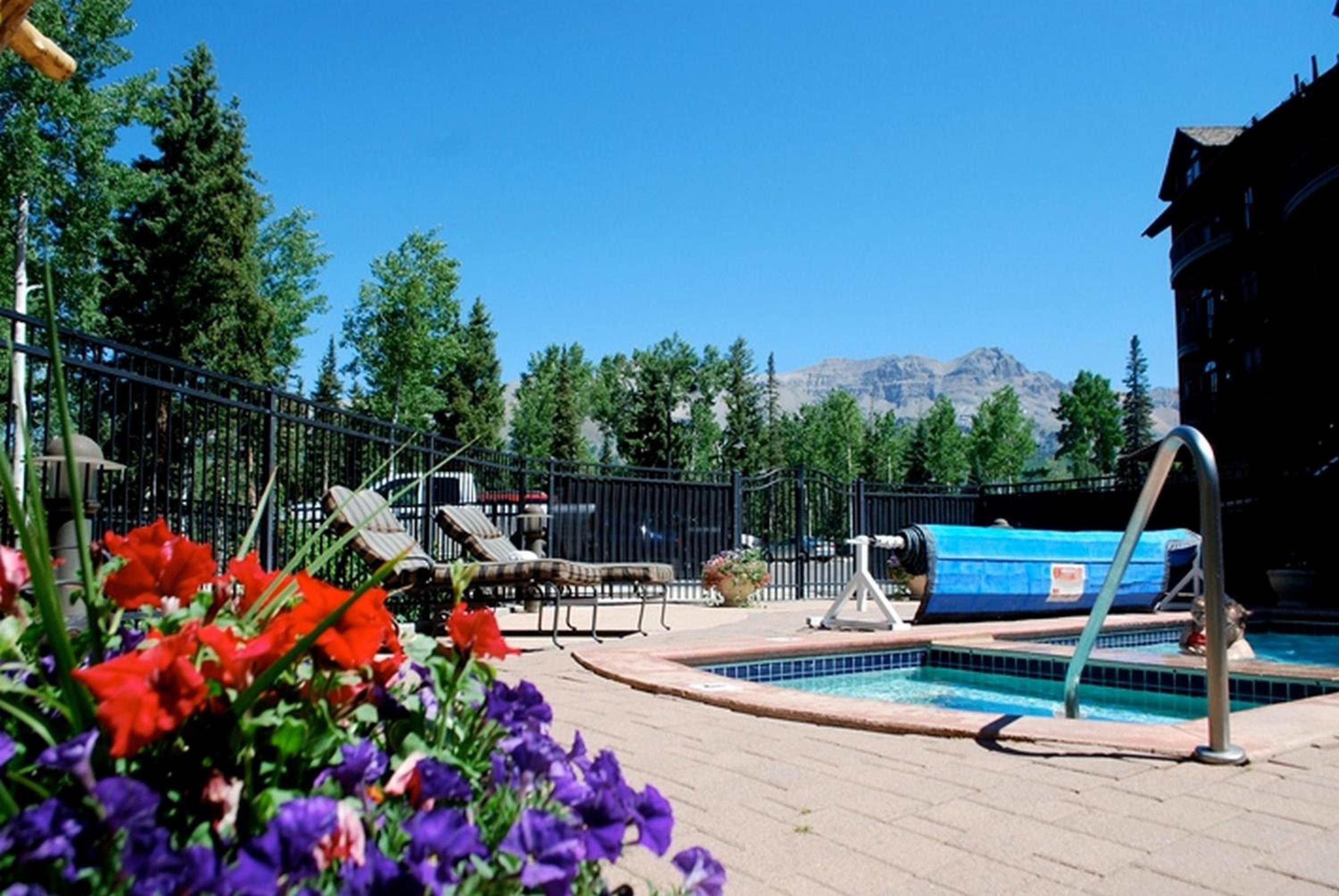 Bear Creek Lodge by Alpine Lodging Telluride view 3