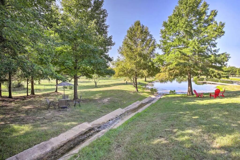 Texas Ranch House with 5 Bedroom and Fish Pond view 2