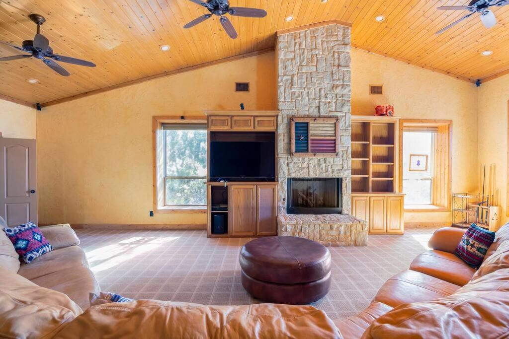 Texas Ranch House with 5 Bedroom and Fish Pond view 3