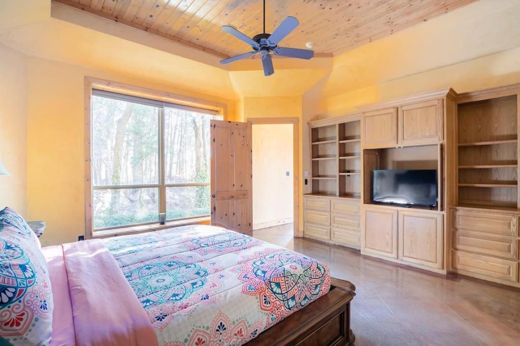 Texas Ranch House with 5 Bedroom and Fish Pond view 4