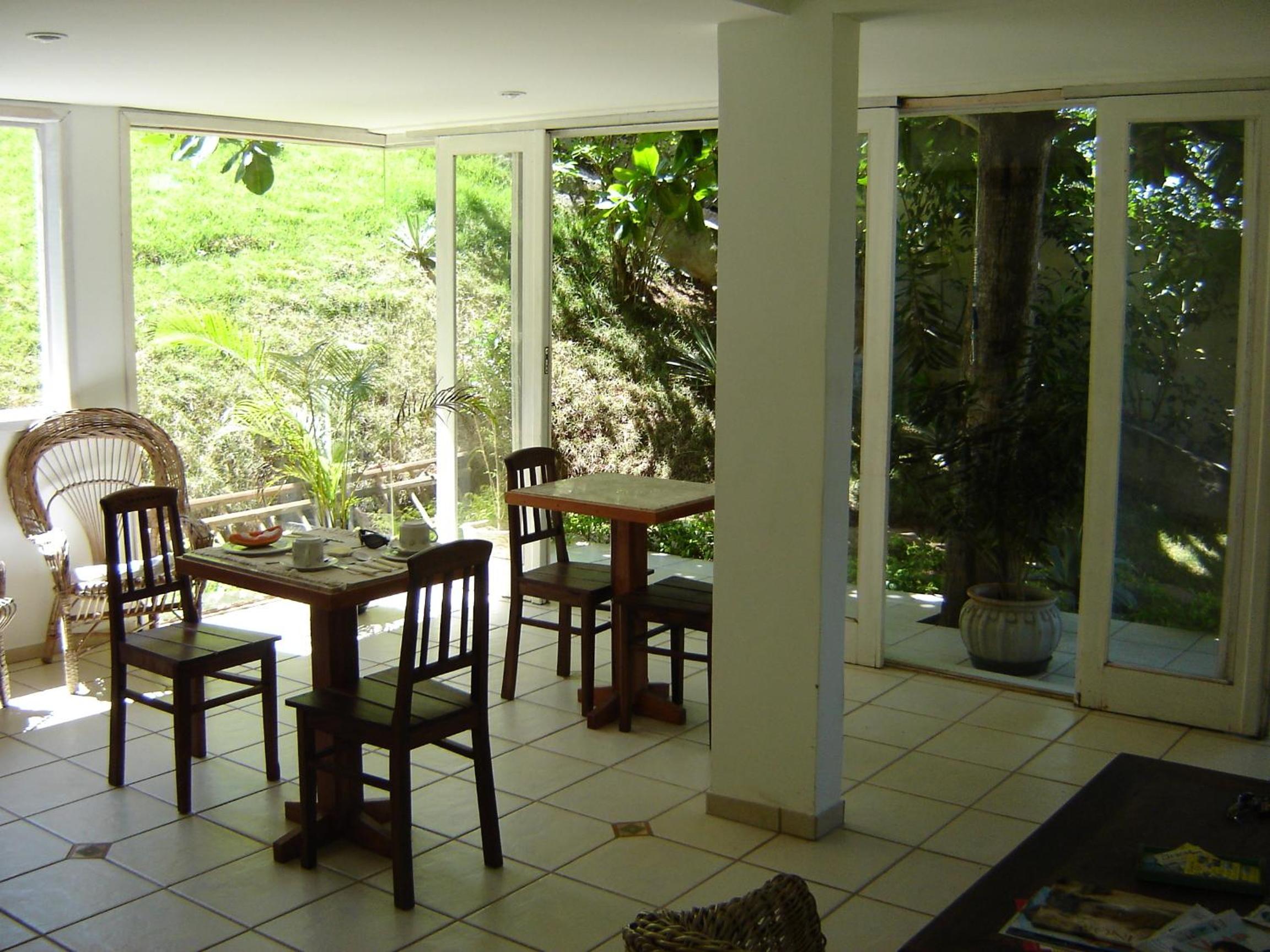 Praia da Ferradurinha Guest House