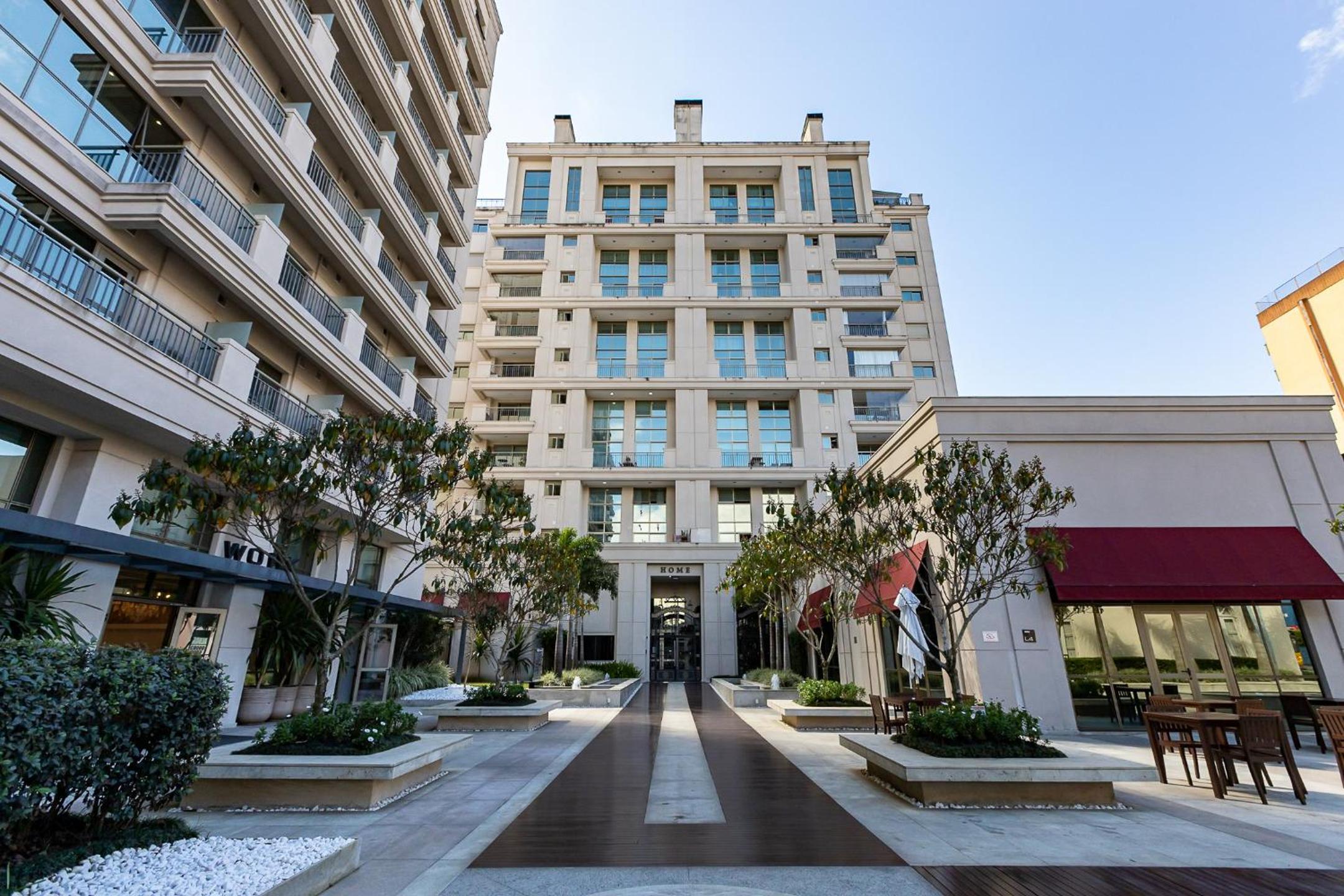 Luxuoso Apt Batel - 4 Minutos do Shopping Pátio Batel c/ Garagem, Piscina, Sauna e Academia
