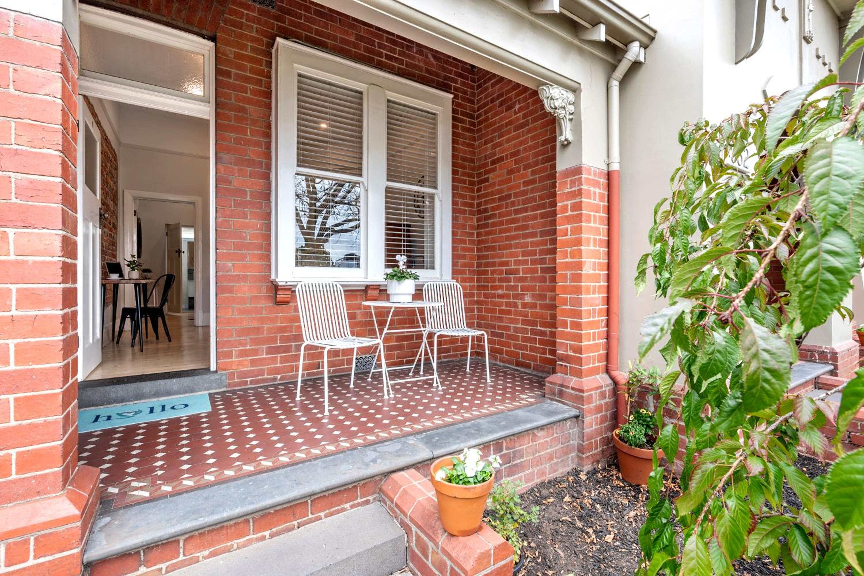 Boutique Heritage Studios On Ryrie street OPPOSITE HOSPITALS Geelong CBD view 4