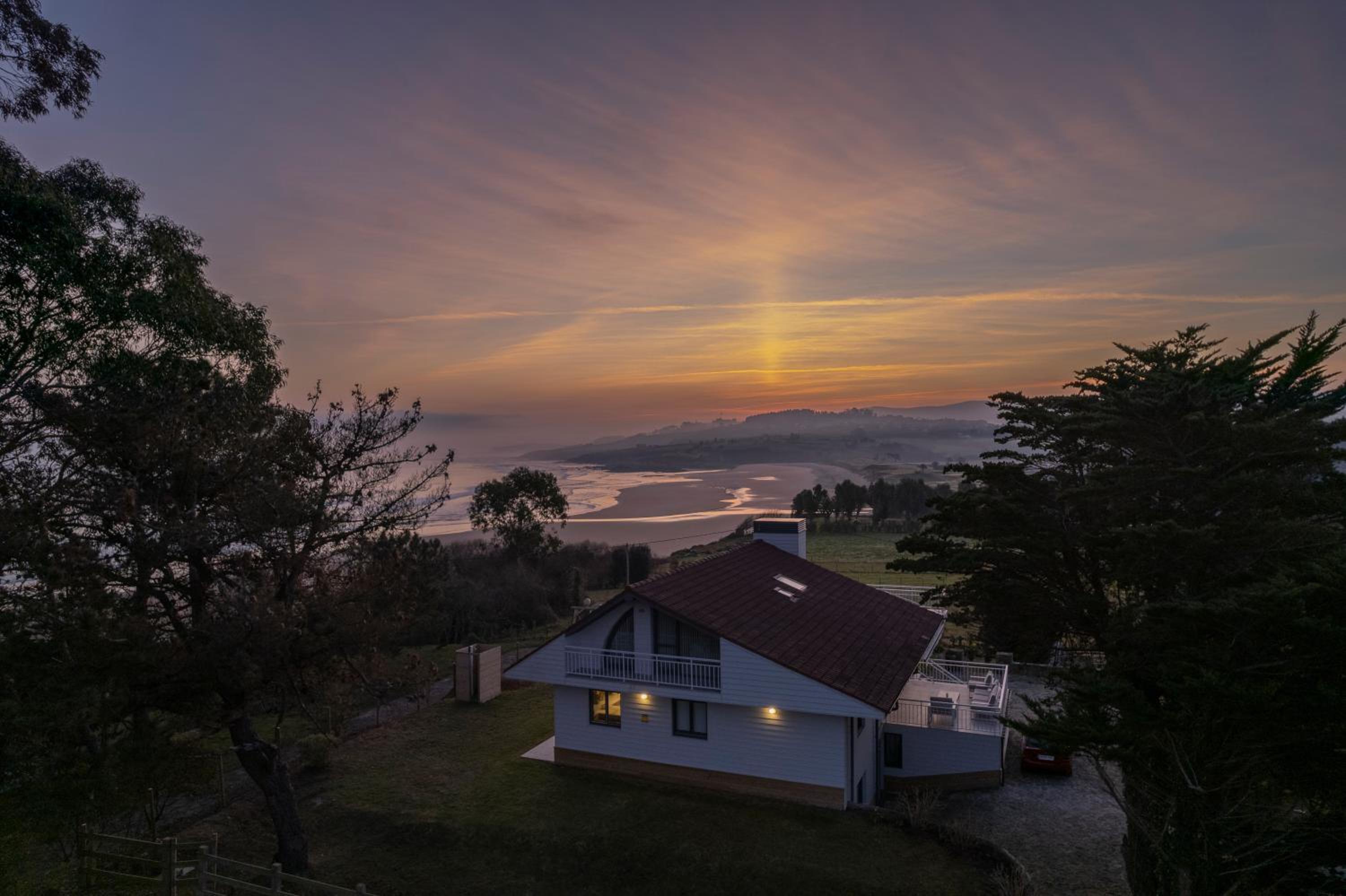 Wishome-Villa en Oyambre playa, con piscina privada climatizada, Comillas