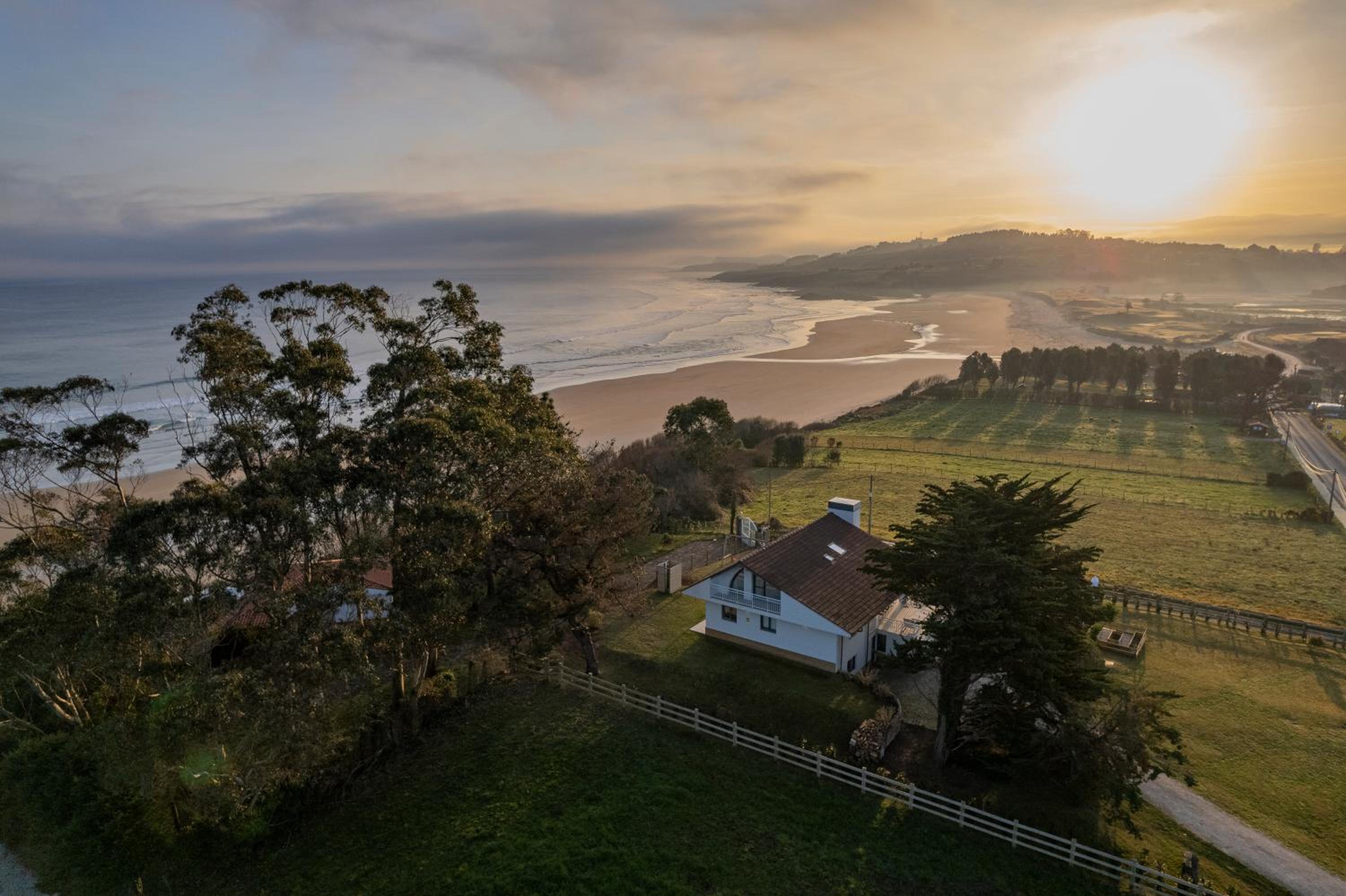 Wishome-Villa en Oyambre playa, con piscina privada climatizada, Comillas